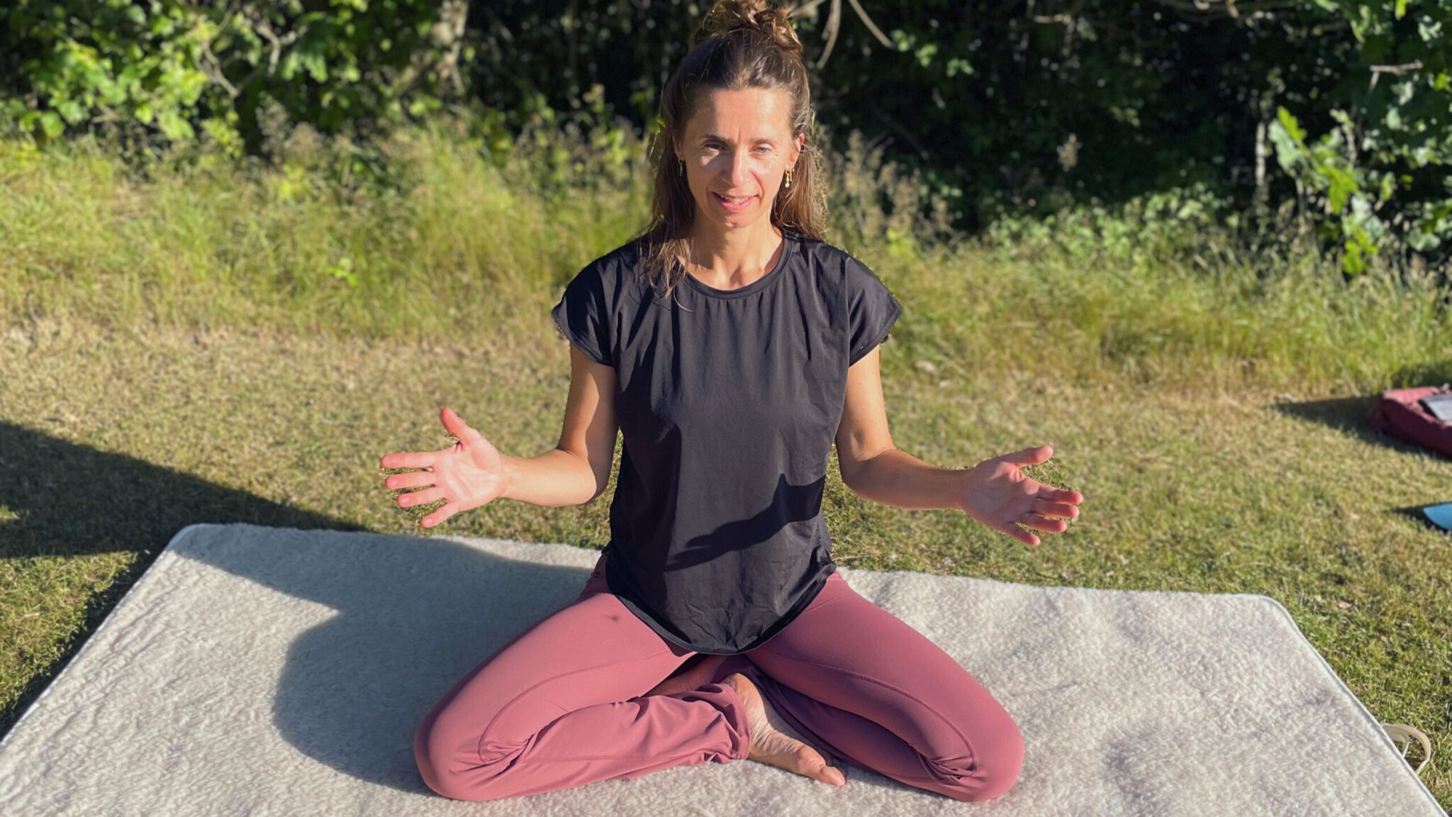Laila Brorsen underviser en gruppe i yoga